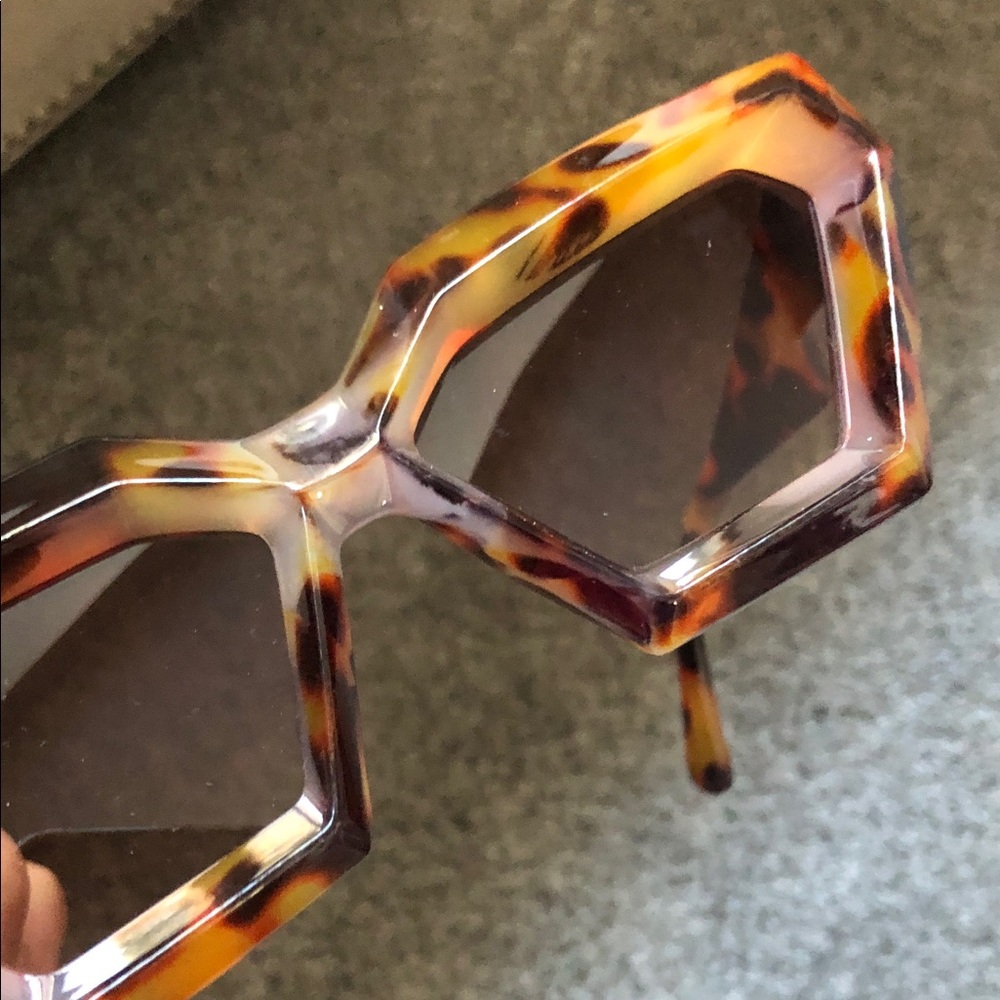 Tortoise Shell Geometric Retro trendy Sunglasses - Picture 6 of 8